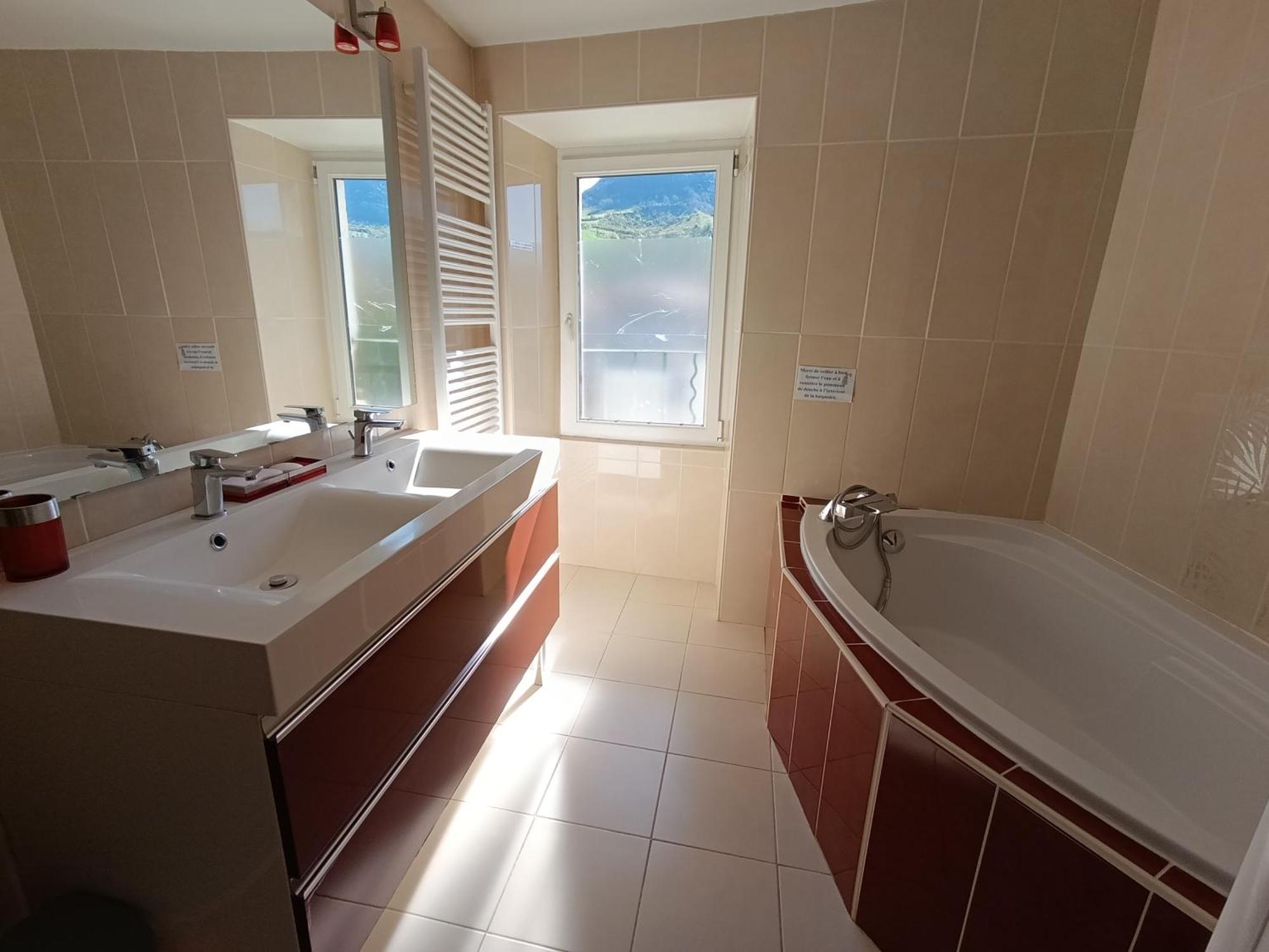Maison Spacieuse Et Agreable Saint-Georges-de-Luzencon Екстер'єр фото